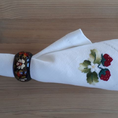 12 stk. LIN SERVIETTER med håndbroderte blomster og 12 serviett ringer.