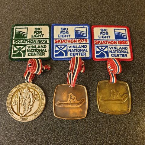 Skiathon 1978,79 og 80. medaljer og tøymerker.
