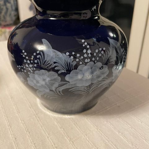 Håndmalt vase i keramikk