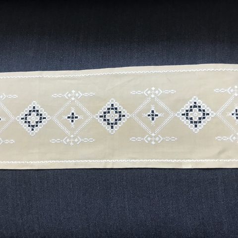 Flott bordløper m/ Hardanger søm...60 x 20 cm  Gylden farge... Retro...