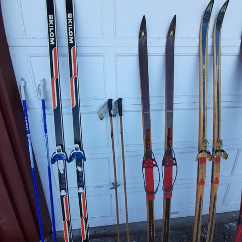 Div brukte gamle ski med bindinger og staver.