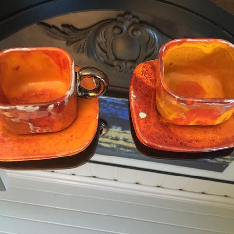 To nydelige keramikk kopper
