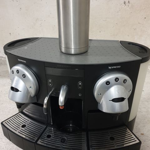 Nespresso proffesional cs220 kaffemaskin m/2 brygghoder selges høystbydende