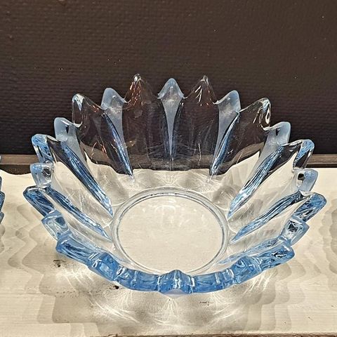 Pressglass sett i nydelig blå farge. 1 stor og 6 små skåler.