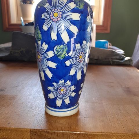 Vase blå med blomster på 