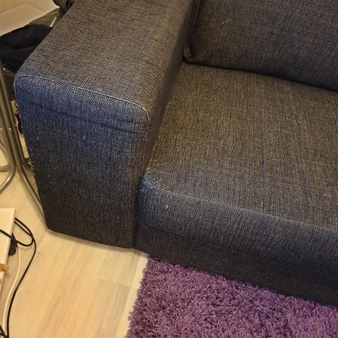 Fin og svart sofa på salgs