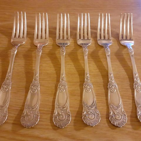 6 gafler i sølvplett 40 NM lengde 18 cm.