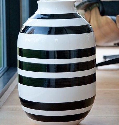 Kähler, Omaggio vase, svart/hvit, høyde 50 cm. Ubrukt!