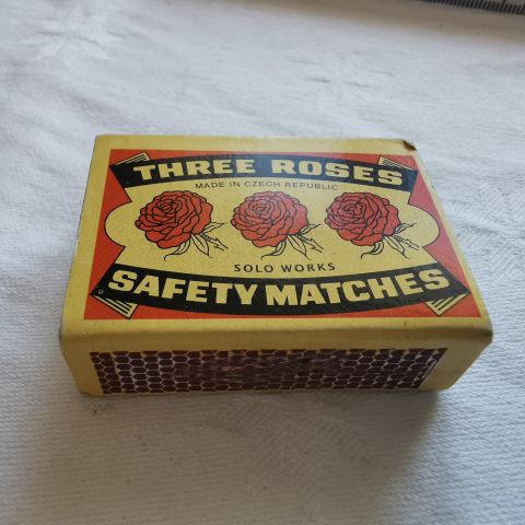 THREE ROSES SAFETY MATCHES Czech republic Solo Sirkarna fyrstikker. SO41