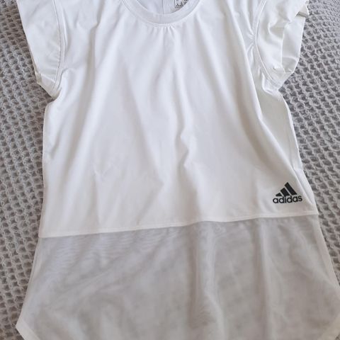 T-skjorte fra Adidas, str xs.