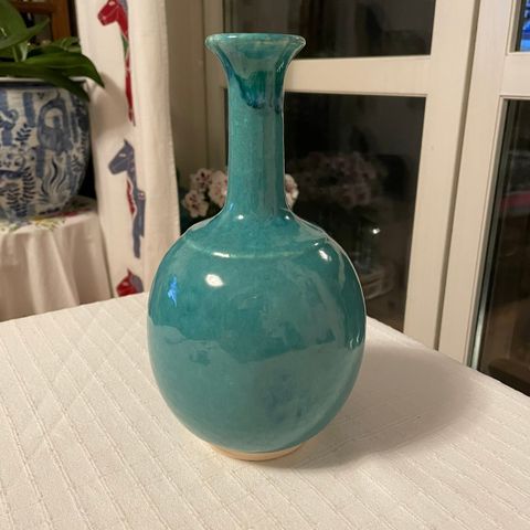 Håndlaget vase i keramikk