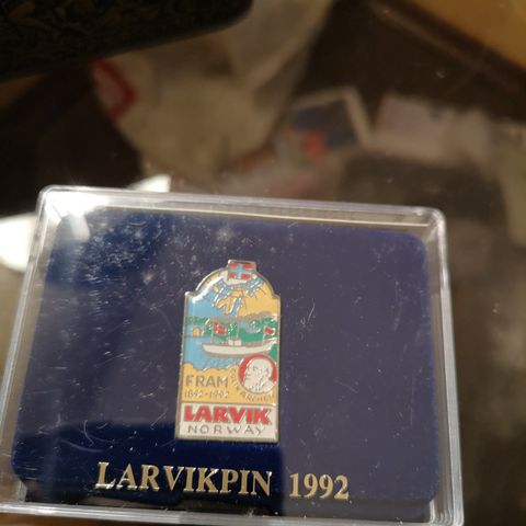 Larvik pins til salgs