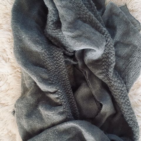 Langt grått skjerf / sjal med flettemønster selges billig