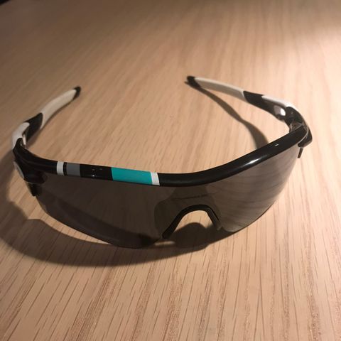 Oakley Radarlock sort