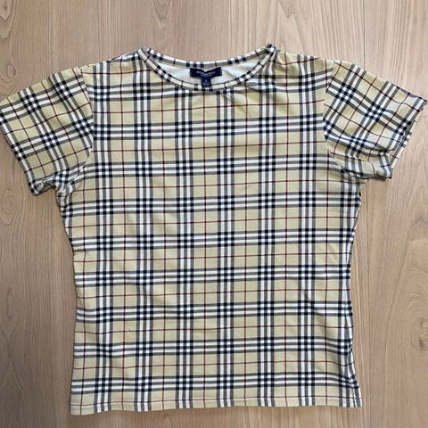 Super klassisk vintage BURBERRY t-shirt nova str S. En design klassiker.