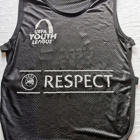 Uefa Youth league sort spillerovertrekk/treningsest. Respect. FD01.2