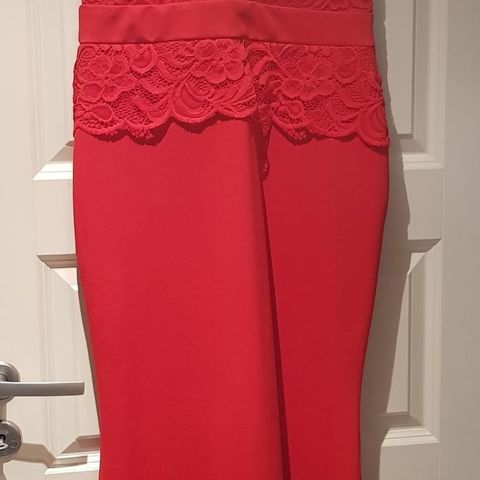 Rød figurnær kjole