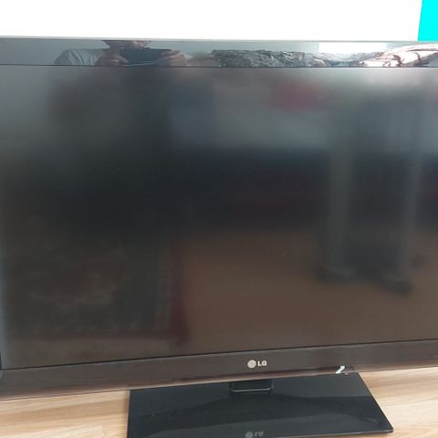 LG 42" Full HD LCD TV til salgs