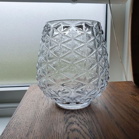 Glasslykt/vase i glass. Dia 13cm, høyde 15,5cm. Fremstår som ny