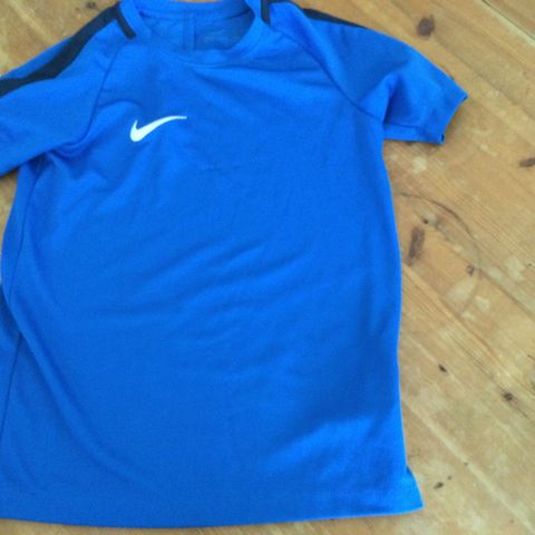 nike drifit trenings shirt str122/128