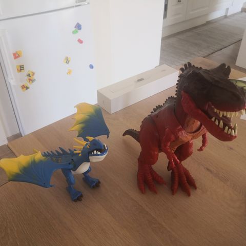 Tearex dinosaur og en fra play mobil