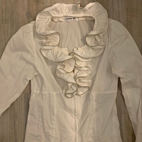 Katrin Uri hvit bluse med fantastiske glidelås detaljer str S