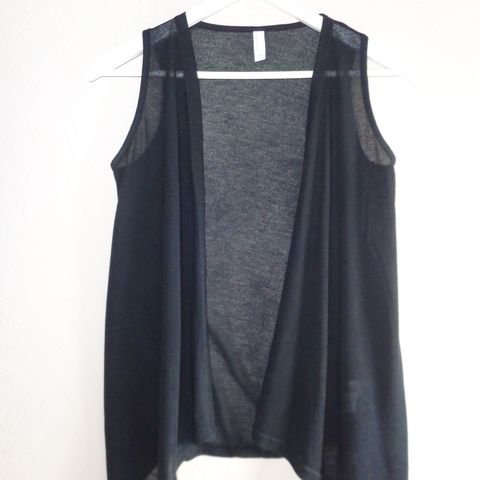 Lang sort vest i tynn strikket kvalitet fra Vero Moda, XS.