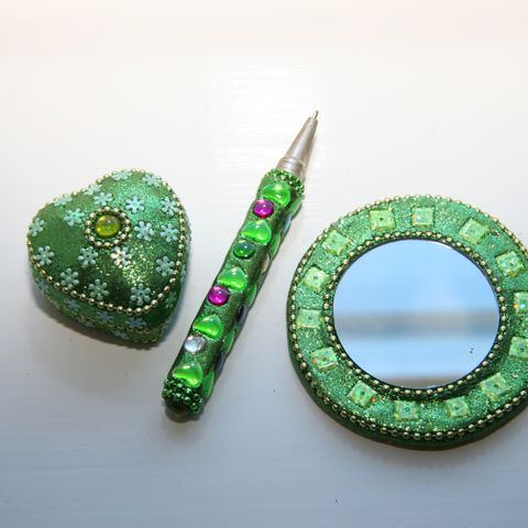 Glitrende grønt speil, penn og hjerte / hjerteboks