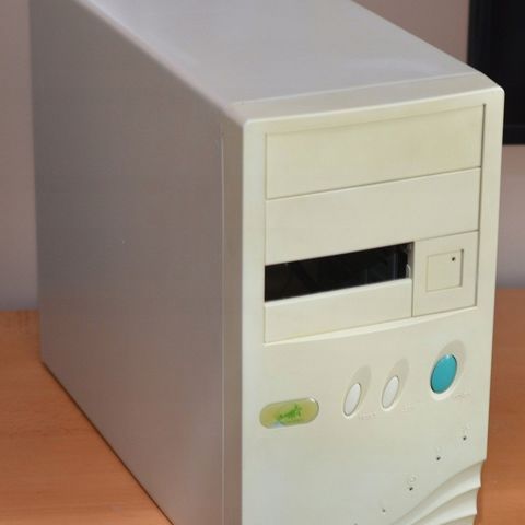 Jeg vil gjerne ta / kjøpe en gammel datamaskin, trenger kabinett til pcen