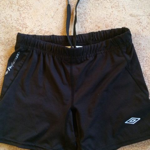 Trenings shorts fra UMBRO str. 164-170 til salg