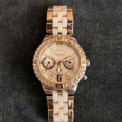 Anne Klein  New York Klokke. Pynteklokke, armbåndsur, ur, designerklokke