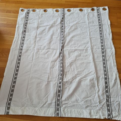 2 hvite gardiner med mønster og maljer. Princess Sigma
