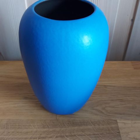 Keramikk vase og lysestake.