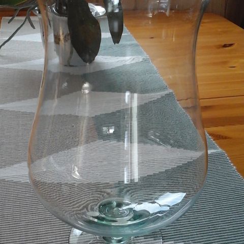 Stor blomstervase - lysestake - pyntegjenstand i glass