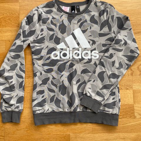 Adidas genser 164 (14 år). Lite brukt