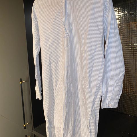 Home&Cottage nattskjorte i 100% bomull.lyseblå/hvit stripete Str S