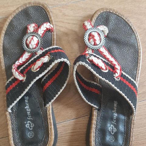 FLIP FLOPS / SLIPPERS I blå hvit rød farger. Str. 38.