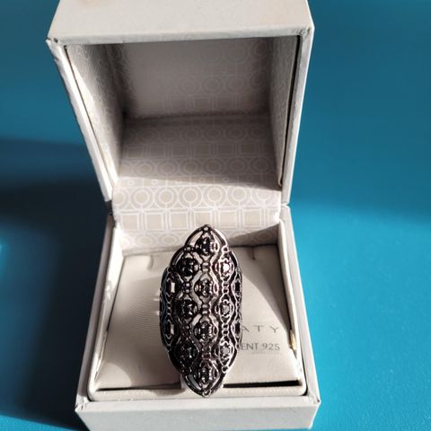 Maty - ring i sølv og sort rhodium.