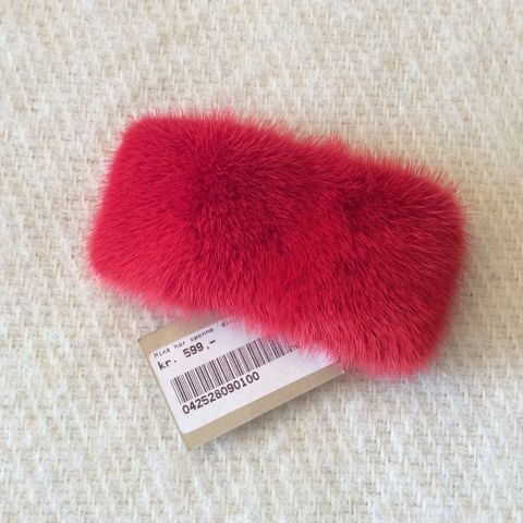 Nydelig og helt ny Møller hårspenne i mink i sesongens favorittfarge - rød!