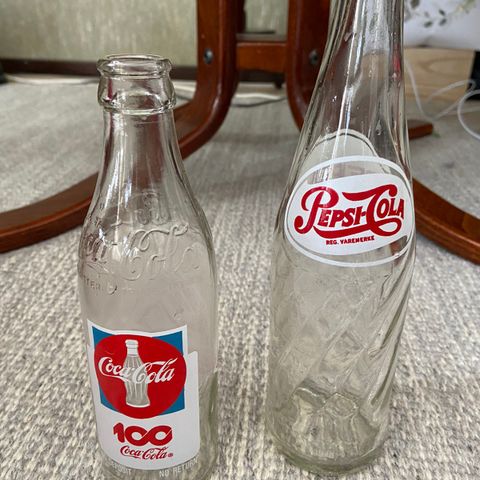 Coca cola flaske fra 100 års  jubileumet i 86  og pepsicola flaske