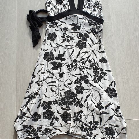 Elegant kjole fra Sisters Point, i str XS/S