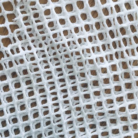 Stoffbit hvit netting