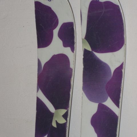 HEART Violette twintip ski med bindinger. 160 cm.