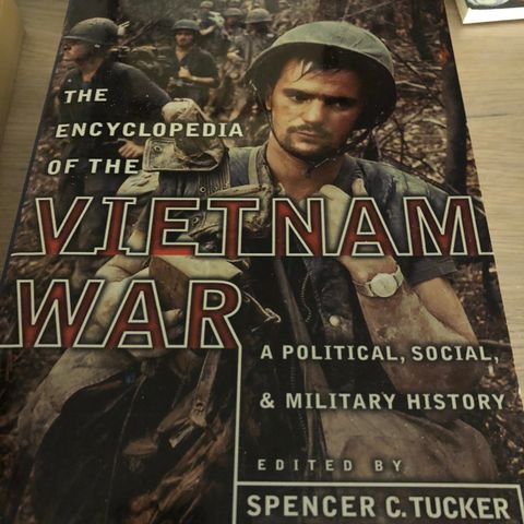 The Encyclopedia of the Vietnam War av Spencer T Tucker til salgs.