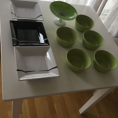 Grønn kake fat 150kr. Grønne boller 350kr, 3 stk fat 350kr