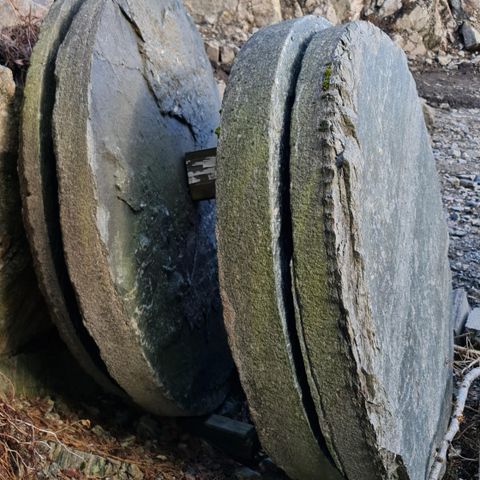 Store runde steinplater til hagebord