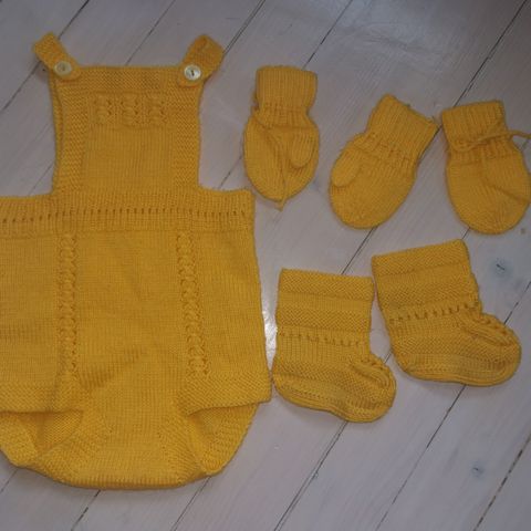 Nydelig strikket babydress