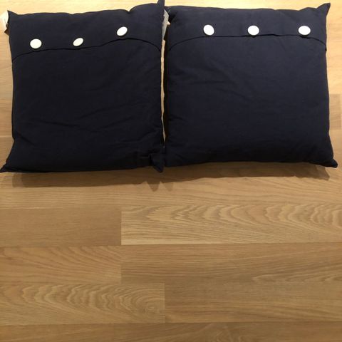 To nye dun/fjær puter med mørkeblått bomullstrekk 45x45 cm
