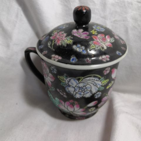 Nydelig vintage eldre kopp med lokk, chinese famille noire covered cup