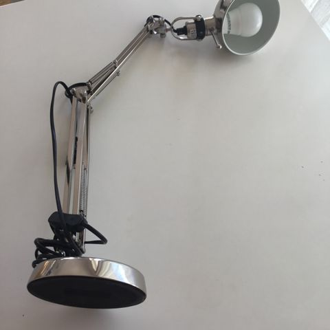 Bordlampe sølv farge 500kr